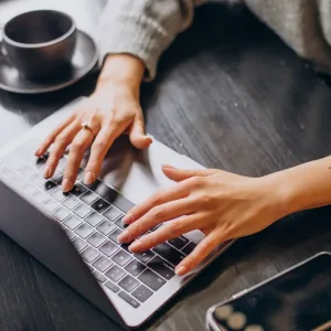 manos femeninas escribiendo teclado computadora 1303 27358