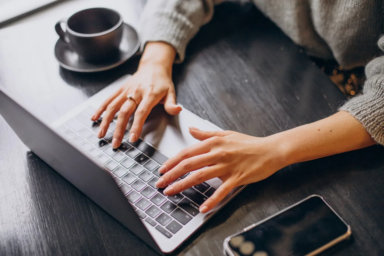 manos femeninas escribiendo teclado computadora 1303 27358
